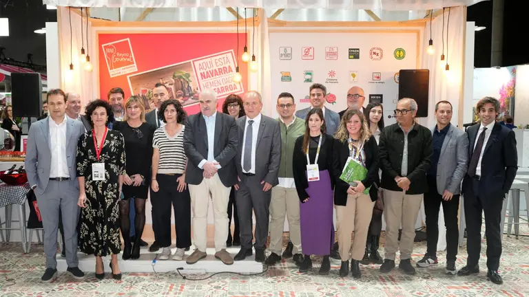 El consejero Aierdi junto con los representantes de las 40 empresas que participan en Alimentaria.