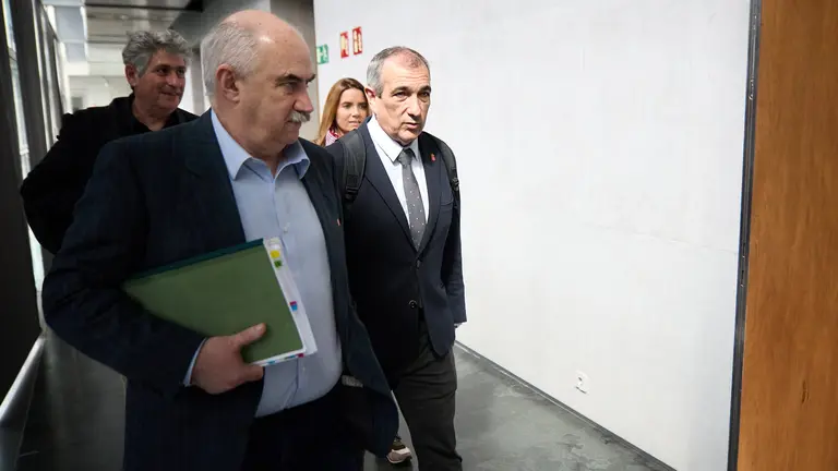 Comparecencia de los consejeros Óscar Chivite y José Mari Aierdi en la Comisión de Cohesión Territorial del Parlamento de Navarra para explicar el proyecto de la planta centralizada de fangos de Tudela y su impacto medioambiental en la zona, con la presencia del alcalde de Tudela, Alejandro Toquero. IÑIGO ALZUGARAY