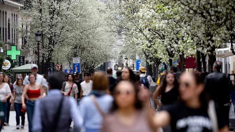 Varias personas pasean junto a árboles en flor durante el primer día de primavera, a 20 de marzo de 2024, en Madrid (España). La primavera ha comenzado hoy, 20 de marzo, en el hemisferio norte y durará aproximadamente 92 días y 18 horas, terminando el 20 de junio con el comienzo del verano. Este invierno ha sido el más cálido en España desde la serie histórica y según los pronósticos de la Agencia Estatal de Meteorología (Aemet) se espera una primavera más calurosa de lo normal. El cambio de hora, el último del mes de marzo, contribuye a que los días sean más largos.
20 MARZO 2024;PRIMAVERA;CALOR;TEMPERATURA;ESTACIÓN
Eduardo Parra / Europa Press
20/3/2024