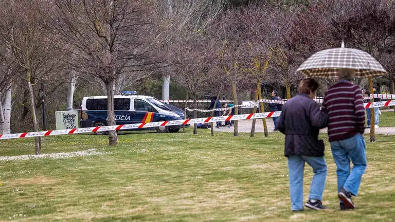 Efectivos de emergencias han rescatado este miércoles un cuerpo sin vida del río Ebro en Logroño en la zona donde se busca desde hace más de dos semanas al joven Javier Márquez. La Delegación del Gobierno en La Rioja ha precisado, en una nota, que el cadáver se ha encontrado sobre las 13:45 horas y posteriormente se ha realizado el levantamiento del cuerpo para proceder a su identificación, sin que haya facilitado más datos. EFE/Raquel Manzanares