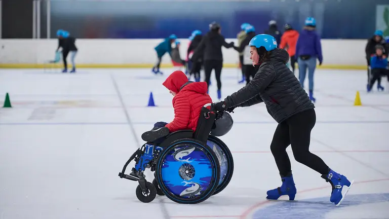 Visita de la Comisión de Cultura, Deporte y Turismo a la pista de hielo Palacio de Hielo de Huarte. PABLO LASAOSA
