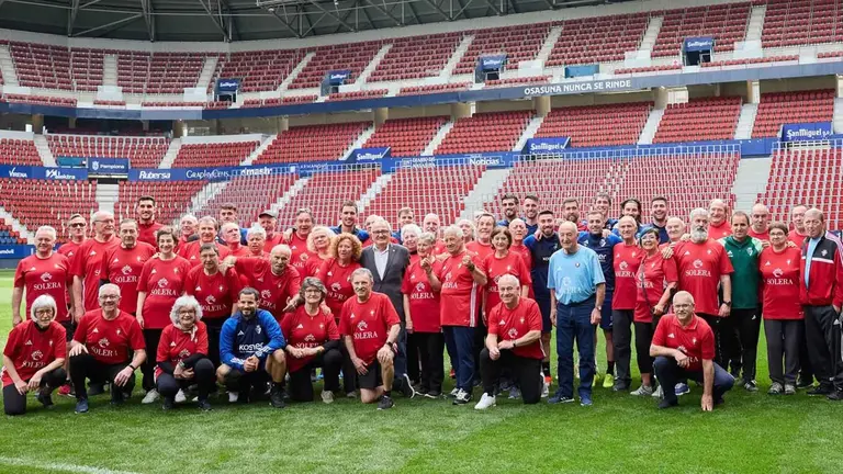 El Sadar acoge un entrenamiento de Futboleando, la iniciativa de Osasuna y Solera Asistencial para adaptar y fomentar el fútbol en personas mayores. C.A. OSASUNA