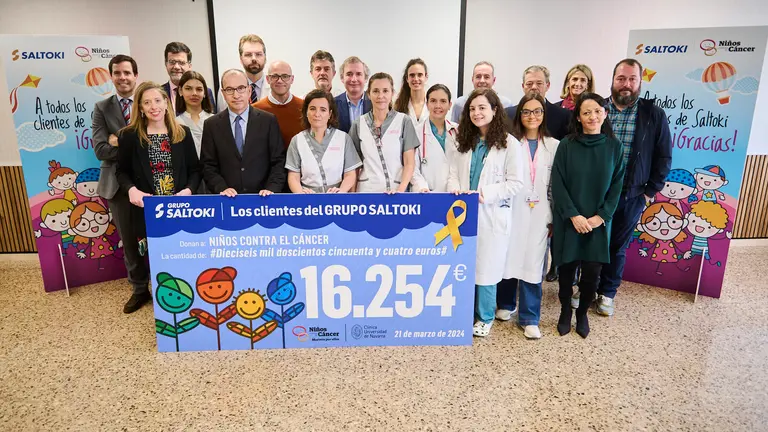 Acto de entrega del dinero donado por los clientes de Saltoki al programa de la Clínica Universidad de Navarra (CUN) 'Niños contra el Cáncer' en la campaña de Lotería de Navidad de la empresa. PABLO LASAOSA