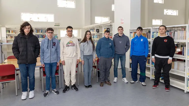 De izq. a dcha.: Balbino Sobreviela (Aragón), Anuar Egozcue (Navarra), el medallista Zakariae Bouazzaoui (Navarra); Malena Fernández (Aragón), Juan López (La Rioja); Mikel Pérez de Gracia (Navarra), Helio Vázquez (La Rioja) y Álex Ginovart (Aragón), durante el triangular disputado en el campus de la UPNA en Tudela. UPNA