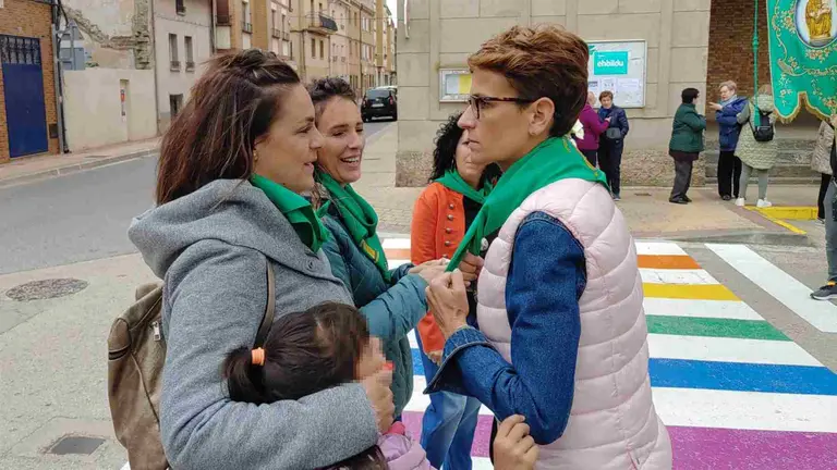 María Chivite junto a la ya exalcaldesa de Sartaguda, Beatriz Santos