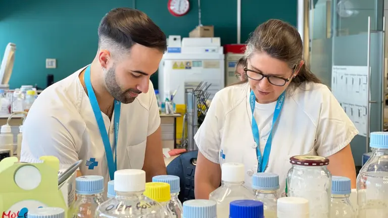 Erola Ainsua y Carlos Ávila, investigadores de IrsiCaixa. IRSICAIXA