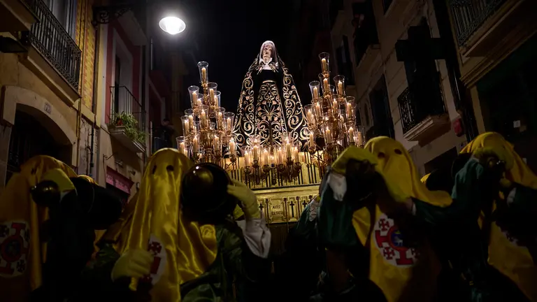 Traslado de la Virgen Dolorosa desde la iglesia de San Lorenzo hasta la Catedral de Pamplona portada por los cofrades de la Hermandad de la Paz y la Caridad en 2024. PABLO LASAOSA