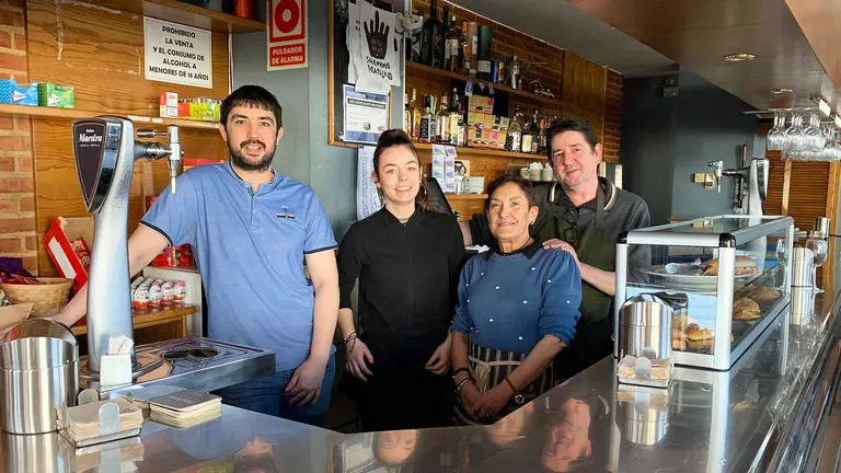 Oihan, Alba, Pilar y Andoni en la barra del bar Iribia en Ancín. Navarra.com