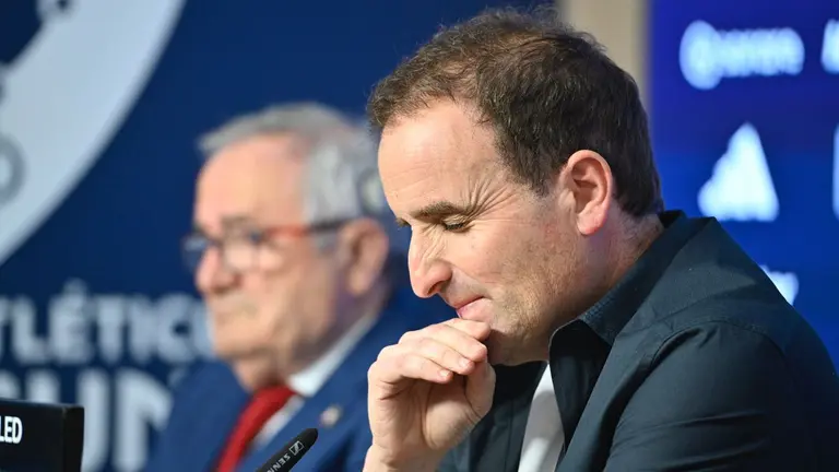 Jagoba Arrasate anuncia su despedida de Osasuna, acompañado del presidente de Osasuna, Luis Sabalza, y el director deportivo, Braulio Vázquez. PABLO LASAOSA