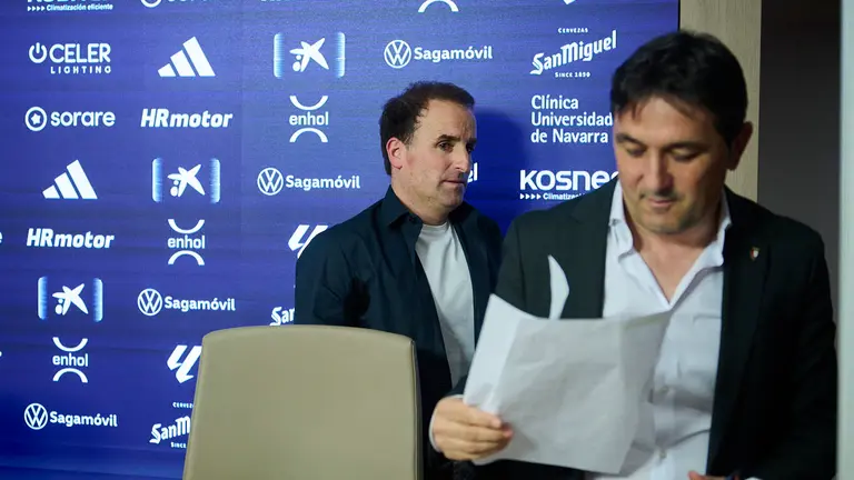 Jagoba Arrasate anuncia su despedida de Osasuna, acompañado del presidente de Osasuna, Luis Sabalza, y el director deportivo, Braulio Vázquez. PABLO LASAOSA
