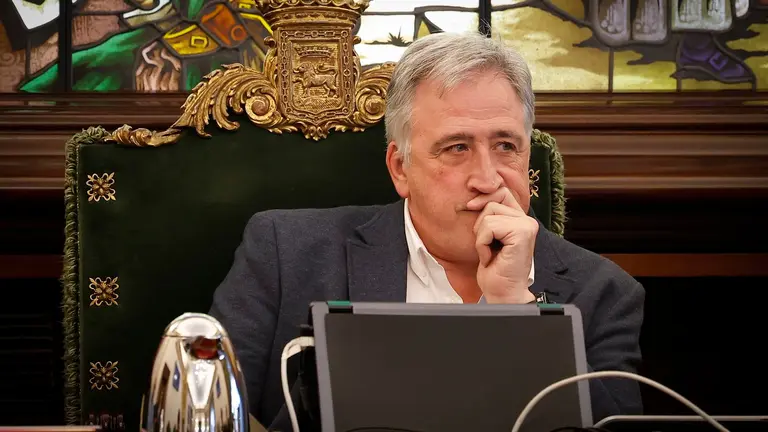 El Ayuntamiento de Pamplona ha aprobado este miércoles, con los votos a favor de EH Bildu, PSN-PSOE, Geroa Bai y Contigo-Zurekin y en contra de UPN y PP, su presupuesto para el año 2024, tres años después de las últimas cuentas. En la imagen, el alcalde de la capital navarra, Joseba Asirón.EFE/ Villar López