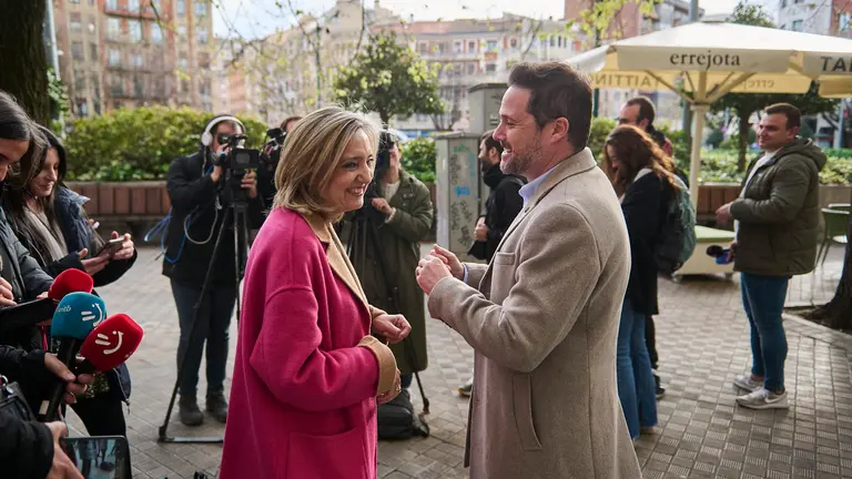 La portavoz de UPN en el Ayuntamiento de Pamplona, Cristina Ibarrola, y el alcalde de Tudela, Alejandro Toquero, realizan declaraciones a los medios de comunicación sobre el próximo Congreso del partido. PABLO LASAOSA