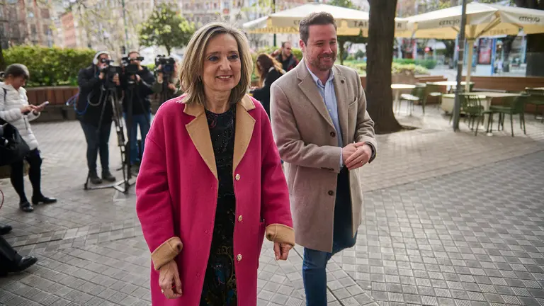 La portavoz de UPN en el Ayuntamiento de Pamplona, Cristina Ibarrola, y el alcalde de Tudela, Alejandro Toquero, realizan declaraciones a los medios de comunicación sobre el próximo Congreso del partido. PABLO LASAOSA