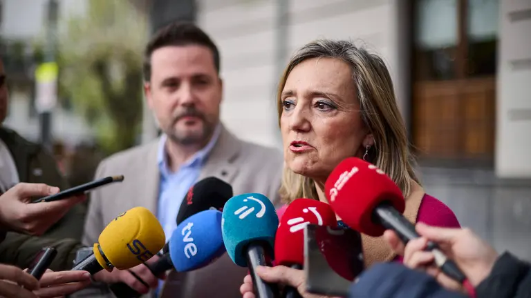 La portavoz de UPN en el Ayuntamiento de Pamplona, Cristina Ibarrola, y el alcalde de Tudela, Alejandro Toquero, realizan declaraciones a los medios de comunicación sobre el próximo Congreso del partido. PABLO LASAOSA