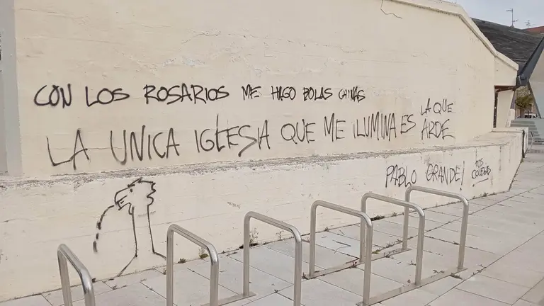 Mensajes blasfemos y de odio en la Parroquia de Santiago de la Chantrea en Pamplona. VOX NAVARRA