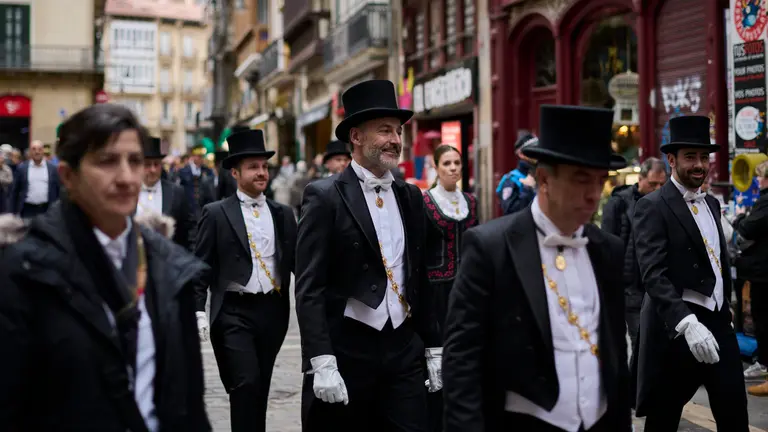 La Corporación municipal junto con la Hermandad de la Pasión participan en la Función de las Cinco Llagas en la Iglesia de San Agustín. PABLO LASAOSA