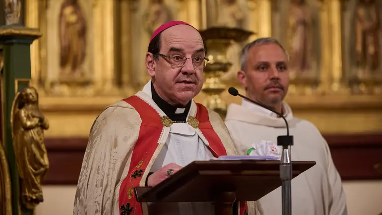La Corporación municipal junto con la Hermandad de la Pasión participan en la Función de las Cinco Llagas en la Iglesia de San Agustín. PABLO LASAOSA