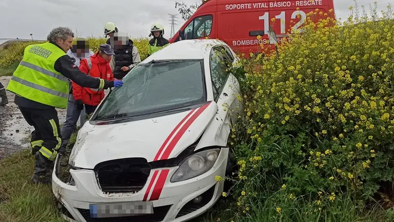 Accidente de tráfico en Marcilla con tres personas trasladadas tras una salida de vía en la NA-115. BOMBEROS DE NAVARRA