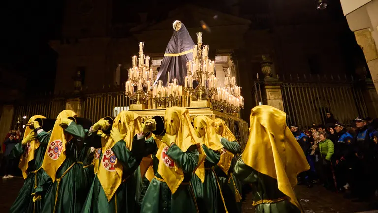 Retorno del paso de La Dolorosa desde la Catedral de Pamplona hasta la iglesia de San Lorenzo tras la suspensión de la procesión de Viernes Santo debido a la lluvia y que ha obligado a cubrir la imagen con un impermeable de 'Goretex'. IÑIGO ALZUGARAY