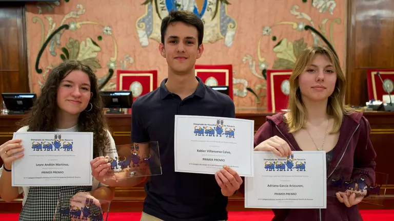 De izquierda a derecha, Leyre Andión (FEC Vedruna), Xabier Villanueva (Escolapios Calasanz) y Adriana García Arizcuren (IES Basoko), ganadores de la Olimpiada de Filosofía. CEDIDA