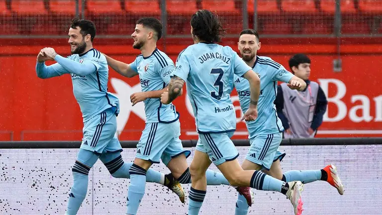 El delantero de Osasuna José Arnáiz (i), celebra su gol contra el Almería, durante el partido de LaLiga de la jornada 30 disputado esta tarde en el Power Horse Stadium de Almería. EFE / Carlos Barba