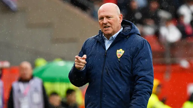 El entrenador de la U.D. Almería, Pepe Mel, durante el partido de LaLiga EA Sports de la jornada 30 disputado esta tarde en el Power Horse Stadium de Almería (Andalucía). EFE / Carlos Barba