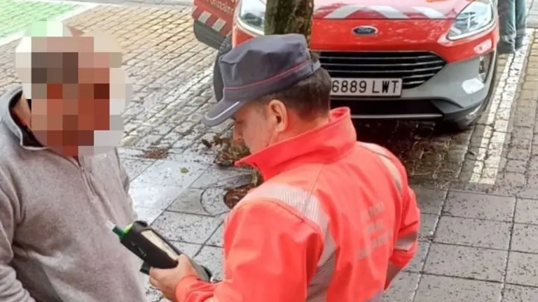 La Policía Foral hace una prueba de alcoholemia al conductor fugado en Mutilva. POLICÍA FORAL