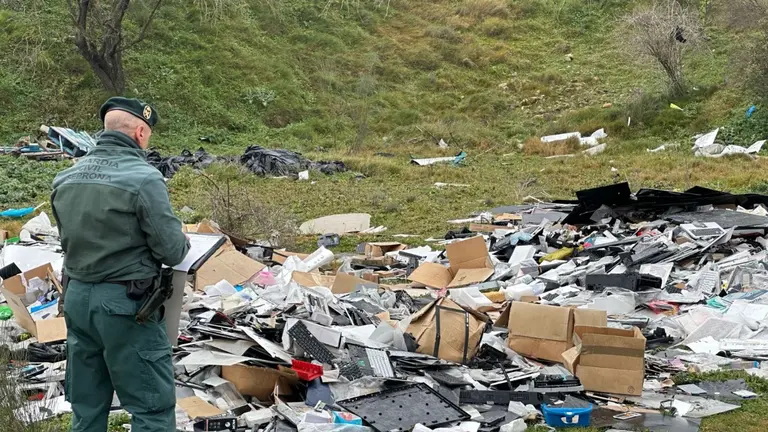 Imagen de un agente de la Guardia Civil de Navarra observando el vertedero ilegal. GUARDIA CIVIL DE NAVARRA
