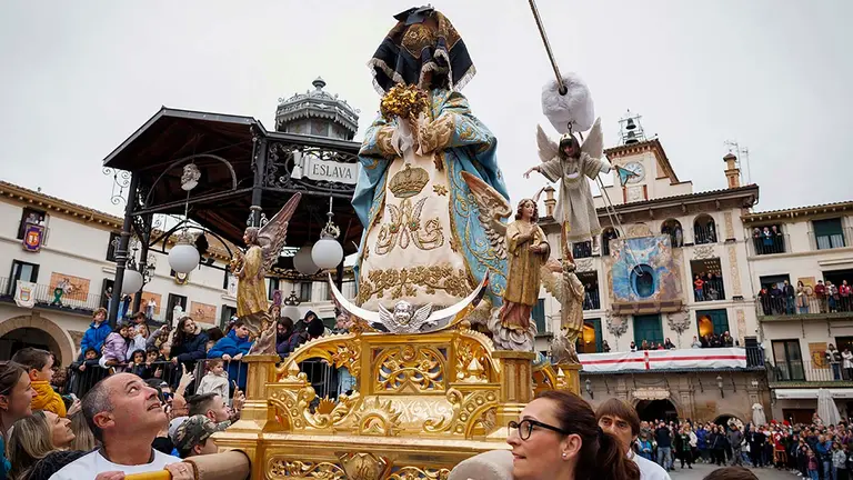 PAMPLONA, 31/03/2024.- La localidad navarra de Tudela ha vivido este domingo uno de los momentos cumbre del año, la Bajada del Ángel que anuncia a la Virgen María la resurrección de su hijo en una escena declarada Fiesta de Interés Turístico Nacional y a la que han acudido miles de personas. Protagonizada en esta ocasión por la niña Naia Pardo, de 7 años, la ceremonia ha repetido simbolismo religioso y emoción, la misma que le avala como rito ancestral que se remonta a finales del siglo XIII aunque en su formato actual se conoce desde 1663. EFE/ Villar López