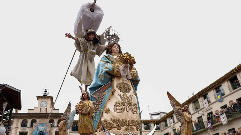 PAMPLONA, 31/03/2024.- La localidad navarra de Tudela ha vivido este domingo uno de los momentos cumbre del año, la Bajada del Ángel que anuncia a la Virgen María la resurrección de su hijo en una escena declarada Fiesta de Interés Turístico Nacional y a la que han acudido miles de personas. Protagonizada en esta ocasión por la niña Naia Pardo, de 7 años, la ceremonia ha repetido simbolismo religioso y emoción, la misma que le avala como rito ancestral que se remonta a finales del siglo XIII aunque en su formato actual se conoce desde 1663. EFE/ Villar López