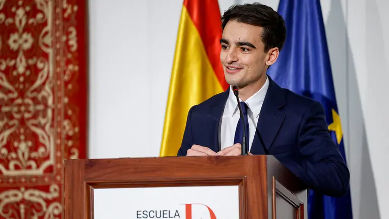 El navarro Miguel Carricas, número uno de la promoción, da un discurso durante la entrega de despachos de secretario de Embajada a la LXXV promoción de la carrera diplomática, este martes en la Escuela Diplomática, en Madrid. EFE/ Chema Moya /POOL