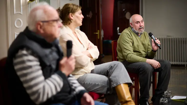 Javier del Cura, último director del Misterio de Obanos junto a la alcaldesa de la localidad Arantxa Hernández y el secretario de la Fundación Misterio de Obanos, Julio Ayerra. PABLO LASAOSA