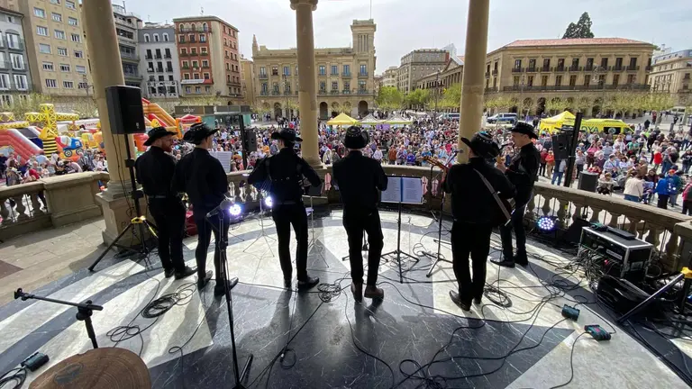 La Asociación Navarra de Autismo celebra en la Plaza del Castillo de Pamplona el Día Mundial de Concienciación del Autismo. ASOCIACION NAVARRA DE AUTISMO