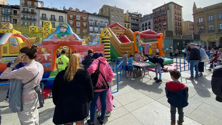 La Asociación Navarra de Autismo celebra en la Plaza del Castillo de Pamplona el Día Mundial de Concienciación del Autismo. ASOCIACION NAVARRA DE AUTISMO