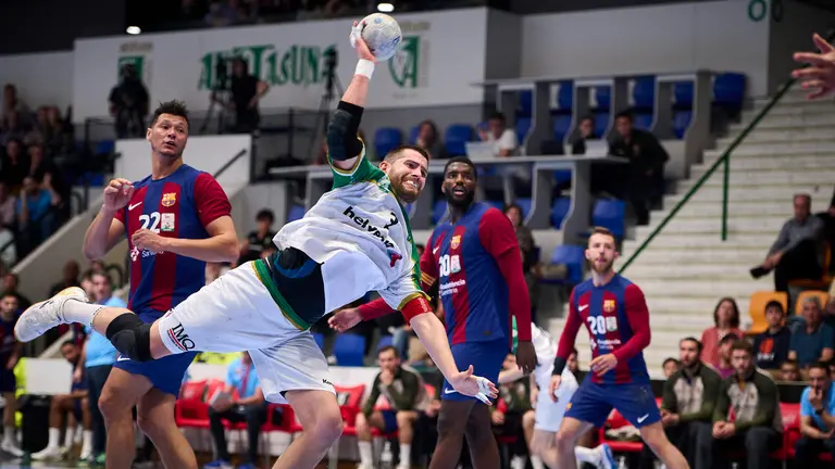 El Helvetia Anaitasuna se enfrenta al Barcelona en Pamplona. PABLO LASAOSA