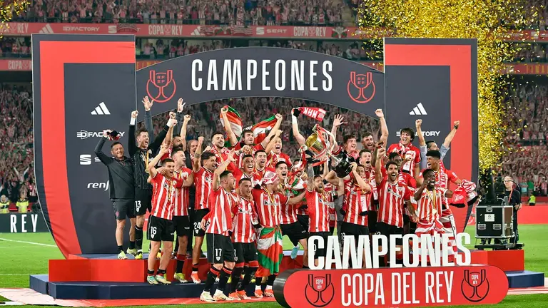 Los jugadores del Athletic celebran tras la final de la Copa del Rey que han disputado hoy sábado ante el Mallorca en el estadio La Cartuja, en Sevilla. EFE/Raúl Caro