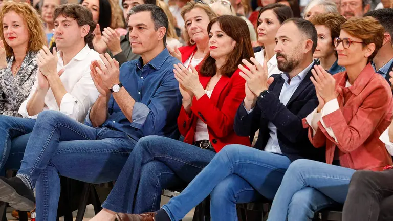 El presidente del Gobierno, Pedro Sánchez, apoya en un acto electoral al candidato a lehendakari del PSE, Eneko Andueza (2i), junto a la alcaldesa de Vitoria Maider Etxebarria (3d), el delegado del Gobierno Denis Itxaso (2d) y la presidenta de Navarra, María Chivite (d). EFE/Miguel Toña