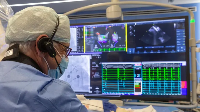 El Dr. Ignacio García Bolao, durante el primer tratamiento de arritmias complejas con un sistema de ablación y mapeo.