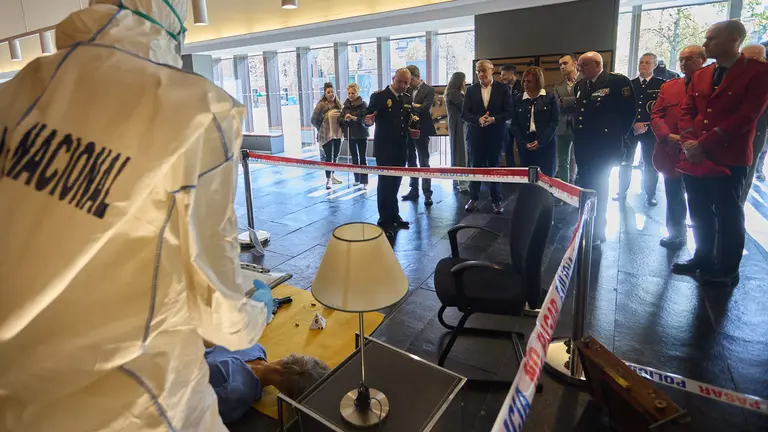 Inauguración de la exposición 'Bicentenario de la Policía Nacional' en Baluarte, con la presencia de la delegada del Gobierno en Navarra, Alicia Echeverría. IÑIGO ALZUGARAY