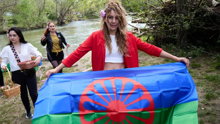 Las Entidades Gitanas de Navarra conmemoran el Día Internacional del Pueblo Gitano con su tradicional ceremonia del río en Pamplona. IÑIGO ALZUGARAY