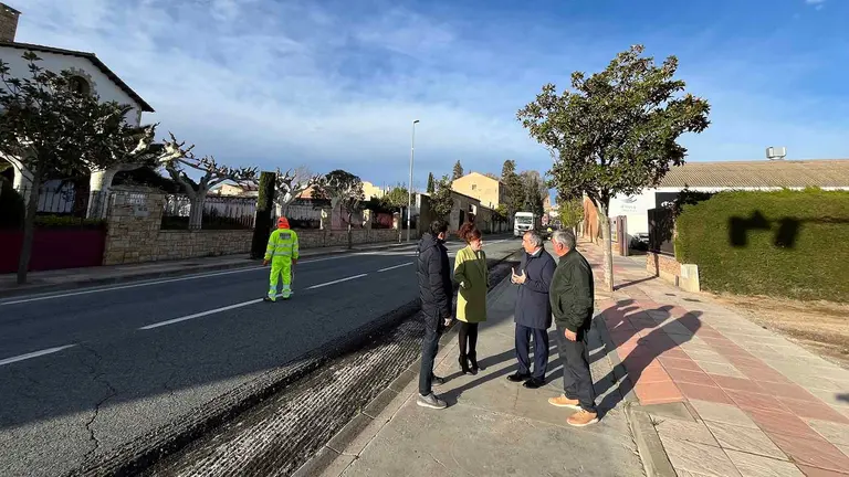 El consejero de Cohesión Territorial, Óscar Chivite, la alcaldesa de Monteagudo, Marisa Jiménez, y los concejales del Ayuntamiento, Nacho Manrique y Manolo Martínez, durante la visita a la travesía de Monteaguado. GOBIERNO DE NAVARRA