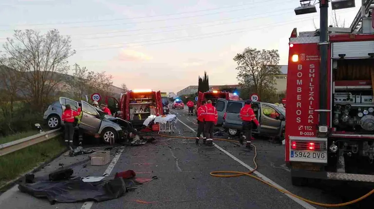 Uno de los vehículo quedó encaramado a la bionda de protección de la carretera. GOBIERNO DE NAVARRA