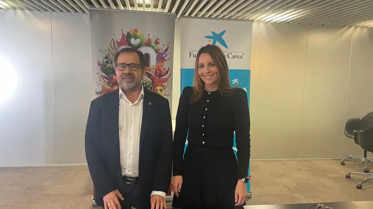 El presidente de la Orden del Volatín, Emilio Garrido, y la directora de la Store Gaztambide de CaixaBank, Adriana Ruíz. FUNDACIÓN LA CAIXA