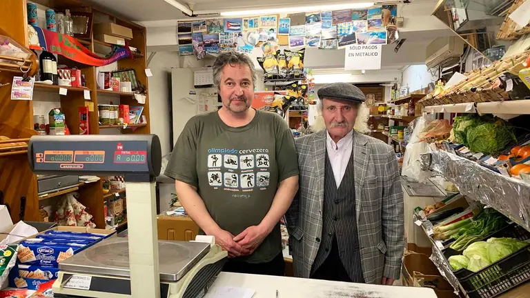 Sergio Larreta y su padre Pedro en la tienda de ultramarinos de la calle San Agustín de Pamplona. Navarra.com