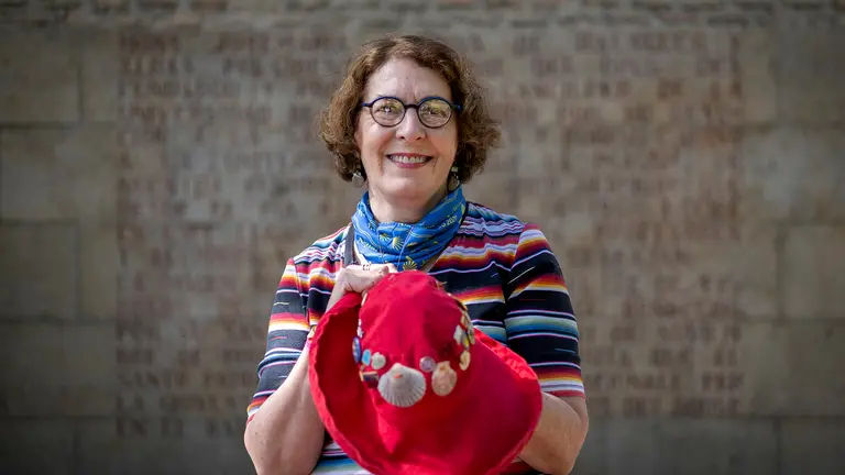 La norteamericana Maryjane Dunn durante la entrevista concedida a Efe este sábado en Pamplona donde recibirá una edición facsímil del Codex Calixtinus que le acredita como la ganadora de la XI edición del Premio Internacional Aymeric Picaud, otorgado por la Liga de Asociaciones de Periodistas del Camino de Santiago francés. EFE/Villar López