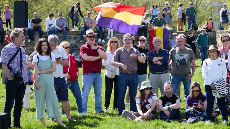 Acto de homenaje a los navarros víctimas del golpe de Estado de 1936 organizado por la Asociación de Familiares de Fusilados de Navarra (AFFNA-36) en la Vuelta del Castillo del Pamplona. IÑIGO ALZUGARAY