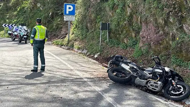 Agentes de la Guardia Civil junto a la motocicleta accidentada. GUARDIA CIVIL