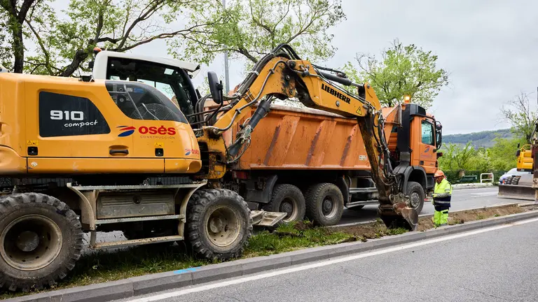 Inicio de las obras de reducción de la mediana de la Cuesta de Beloso para poder construir el carril bici que unirá Pamplona con Burlada. IÑIGO ALZUGARAY
