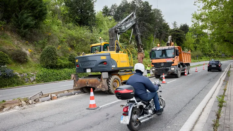 Inicio de las obras de reducción de la mediana de la Cuesta de Beloso para poder construir el carril bici que unirá Pamplona con Burlada. IÑIGO ALZUGARAY