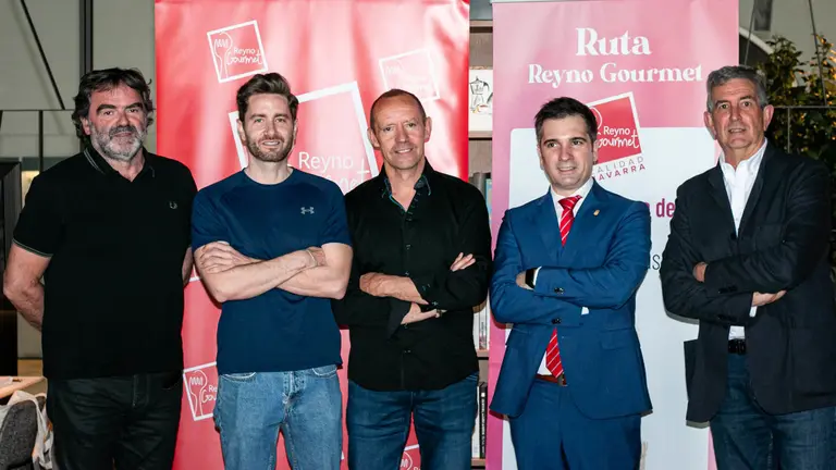 De izquierda a derecha: Joseba Beitia, coordinador de la cadena de valor de INTIA-Reyno Gourmet; el chef Leandro Gil; Marcelino Etayo, presidente de la IGP Esparrago de Navarra; Miguel Moreno, director general de Comunicación y Proyección Institucional del Gobierno de Navarra; y Carlos Adín, director del Servicio de Proyección Institucional y ‘Marca Navarra’ del Gobierno de Navarra. REYNO GOURMET BARCELONA